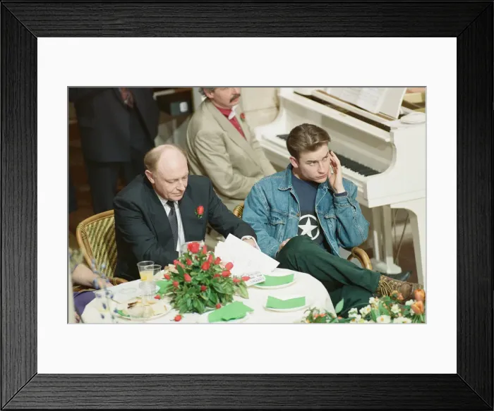 Framed Print : Labour rally ahead of the 1992 General Election. Neil Kinnock and son Stephen Kinnock Framed Print : Labour rally ahead of the 1992 General Election. Neil Kinnock and son Stephen Kinnock