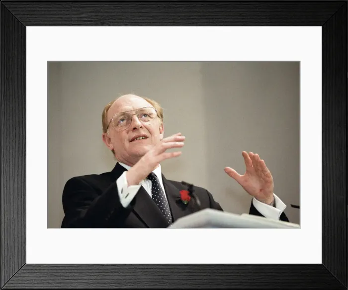 Framed Print : Labour leader Neil Kinnock press conference at Millbank the day before the 1992 General Framed Print : Labour leader Neil Kinnock press conference at Millbank the day before the 1992 General
