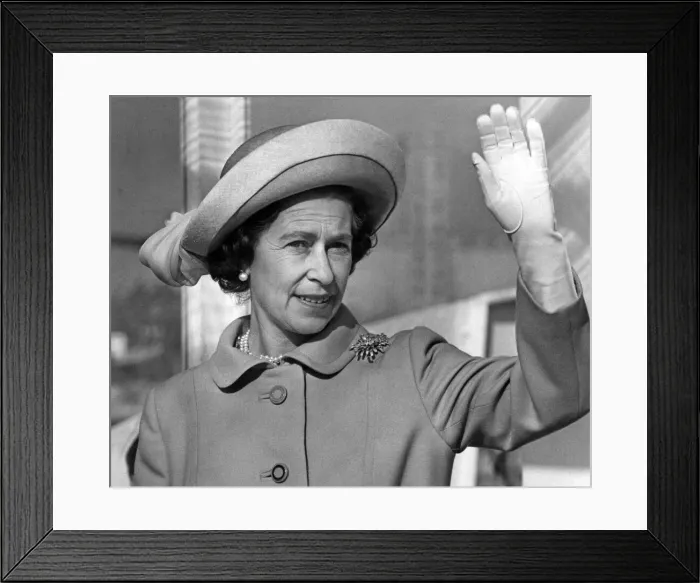 Framed Print : Queen Elizabeth II in Liverpool during her Silver Jubilee Tour. 21st June 1977 Framed Print : Queen Elizabeth II in Liverpool during her Silver Jubilee Tour. 21st June 1977