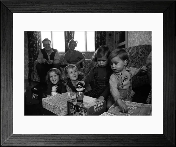 Framed Print : The Hammond family, from Hartlepool, County Durham, who will be spending Christmas Framed Print : The Hammond family, from Hartlepool, County Durham, who will be spending Christmas