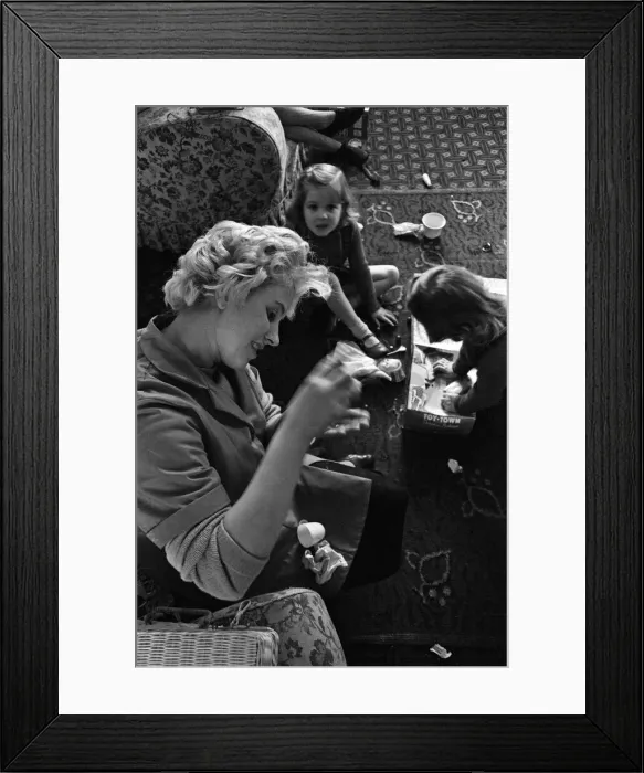 Framed Print : The Hammond family, from Hartlepool, County Durham, who will be spending Christmas Framed Print : The Hammond family, from Hartlepool, County Durham, who will be spending Christmas