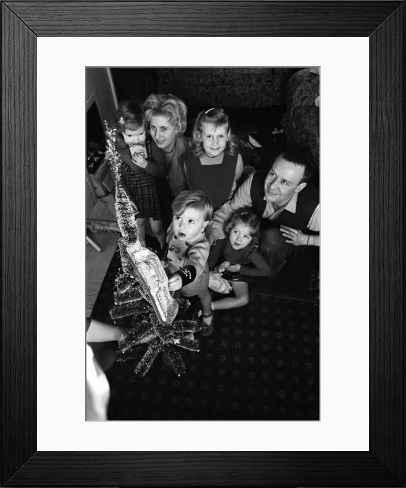 Framed Print : The Hammond family, from Hartlepool, County Durham, who will be spending Christmas Framed Print : The Hammond family, from Hartlepool, County Durham, who will be spending Christmas