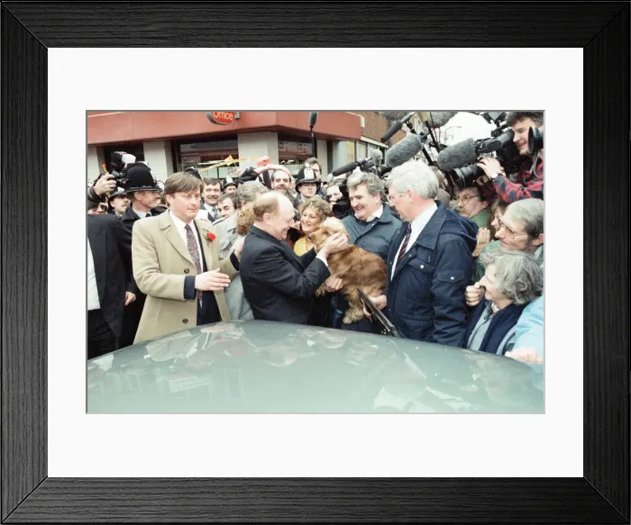 Framed Print : Labour leader Neil Kinnock hitting the campaign trail in Southampton ahead of the 1992 Framed Print : Labour leader Neil Kinnock hitting the campaign trail in Southampton ahead of the 1992