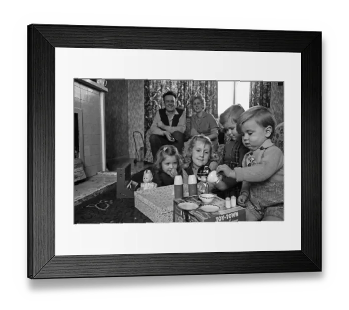 Framed Print : The Hammond family, from Hartlepool, County Durham, who will be spending Christmas Framed Print : The Hammond family, from Hartlepool, County Durham, who will be spending Christmas