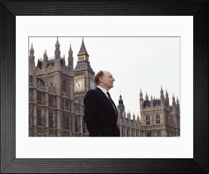 Framed Print : Neil Kinnock on the campaign trail in London. 2nd April 1992