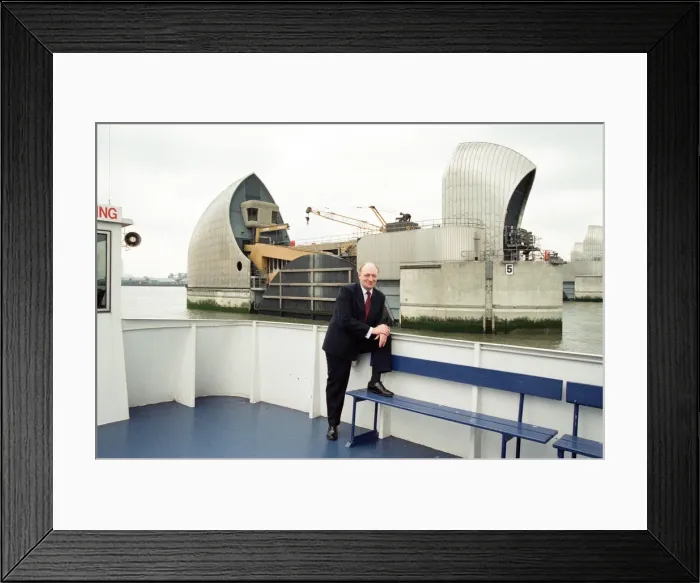 Framed Print : Neil Kinnock on the campaign trail in London. 2nd April 1992