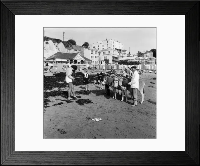 Framed Print : Yvonne MacKenzie, aged 19, who lives in Broadstairs is the reigning Miss Broadstairs Framed Print : Yvonne MacKenzie, aged 19, who lives in Broadstairs is the reigning Miss Broadstairs