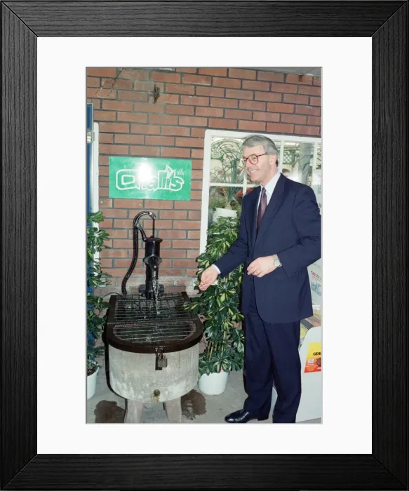 Framed Print : Prime Minister John Major in York, during the general election campaign. 26th March 1992 Framed Print : Prime Minister John Major in York, during the general election campaign. 26th March 1992