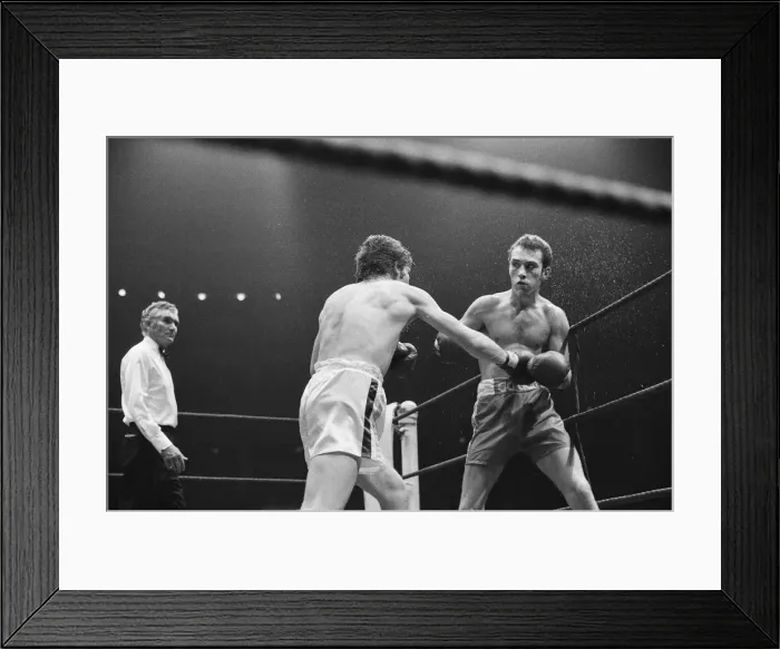 Framed Print : Alan Minter vs Kevin Finnegan, British middleweight title fight at The Royal Albert Hall