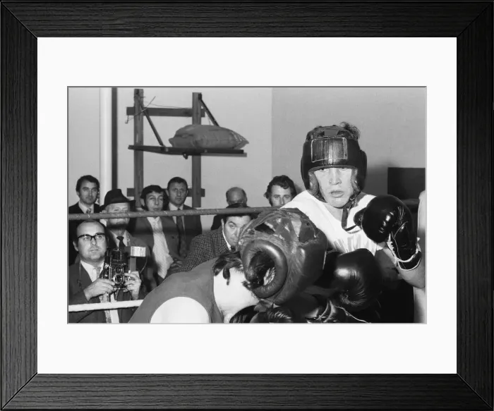 Framed Print : Alan Minter (born 17 August 1951) is a British former professional boxer who competed Framed Print : Alan Minter (born 17 August 1951) is a British former professional boxer who competed