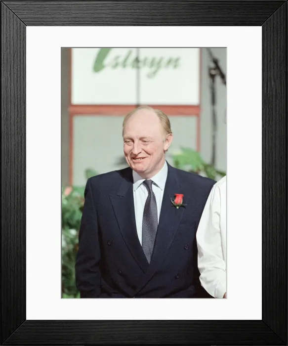 Framed Print : Labour leader Neil Kinnock receives the results of the 1992 General Election
