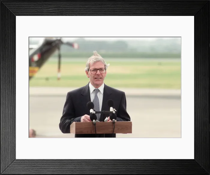 Framed Print : Prime Minister John Major meets US President Bill Clinton at RAF Mildenhall, Suffolk Framed Print : Prime Minister John Major meets US President Bill Clinton at RAF Mildenhall, Suffolk