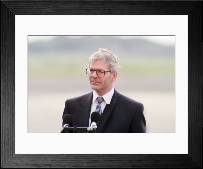 Framed Print : Prime Minister John Major meets US President Bill Clinton at RAF Mildenhall, Suffolk