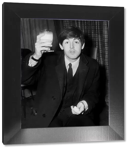 Paul McCartney says 'Cheerio England'to the press