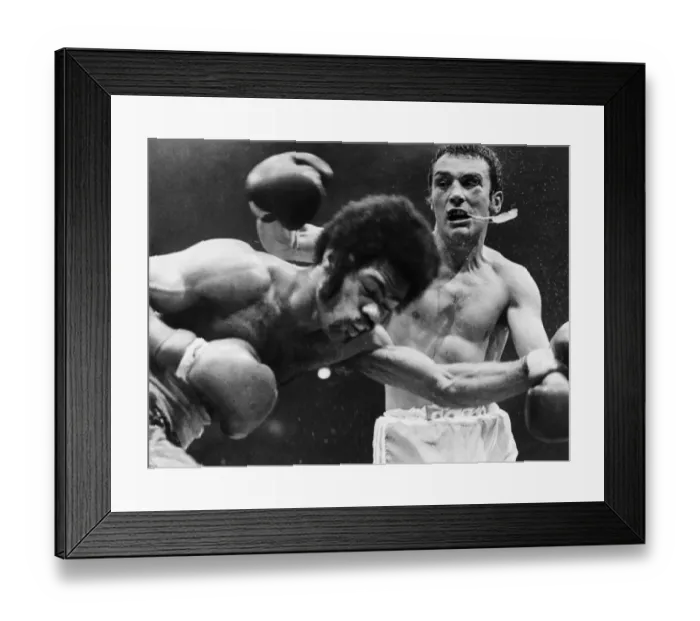 Framed Print : Alan Minter vs Ronnie Harris middleweight fight at Royal Albert Hall, London, England Framed Print : Alan Minter vs Ronnie Harris middleweight fight at Royal Albert Hall, London, England