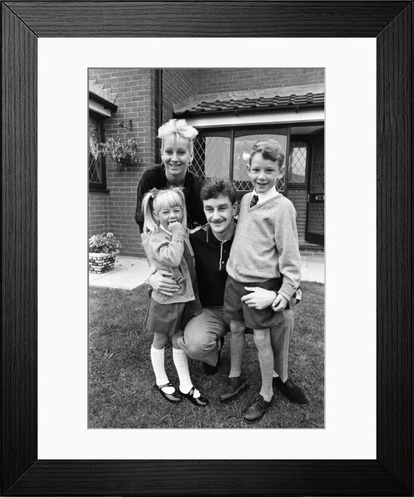 Framed Print : Liverpool footballer John Aldridge at home with his family. 13th September 1989