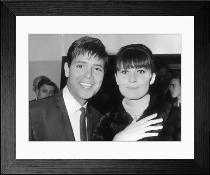 Framed Print : CLIFF RICHARD AND SANDIE SHAW AT THE VARIETY CLUB LUNCH MELODY MAKER AWARDS WHERE HE