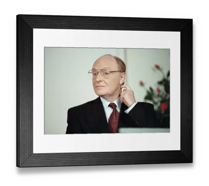 Framed Print : Neil Kinnock launches the Labour Party manifesto It Framed Print : Neil Kinnock launches the Labour Party manifesto It