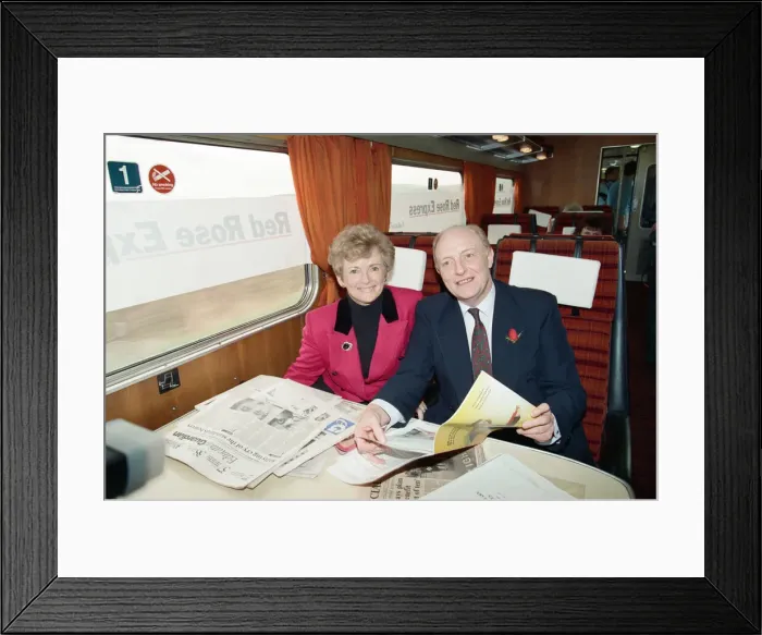 Framed Print : Labour leader Neil Kinnock and his wife Glenys on the campaign trail ahead of the 1992