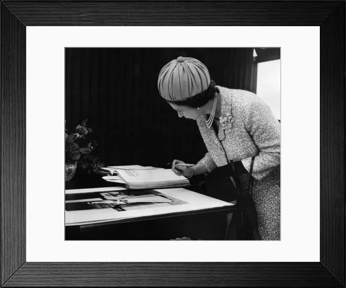 Framed Print : Queen Elizabeth II during the Royal visit to the North West Framed Print : Queen Elizabeth II during the Royal visit to the North West
