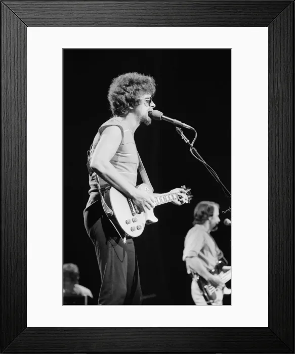 Framed Print : Picture shows Jeff Lynne, lead singer and songwriter with The Electric Light Orchestra