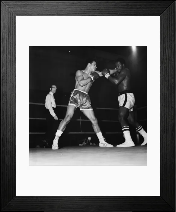 Framed Print : John Conteh vs Dave Matthews, non title fight at the Ice Stadium, Nottingham, England Framed Print : John Conteh vs Dave Matthews, non title fight at the Ice Stadium, Nottingham, England