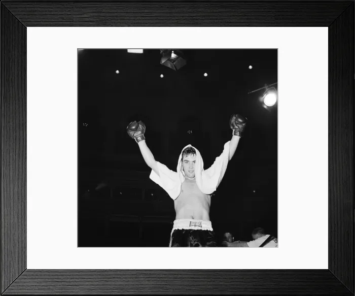 Framed Print : Alan Minter celebrates his professional debut with a TKO in round six Framed Print : Alan Minter celebrates his professional debut with a TKO in round six