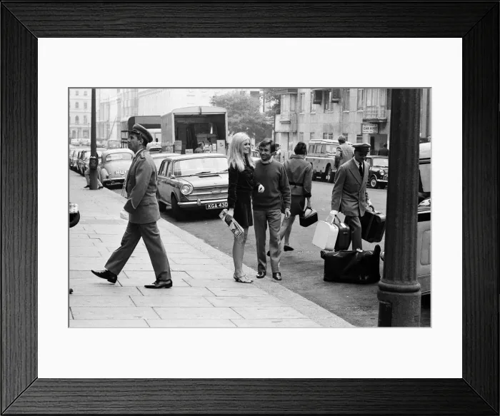 Framed Print : Brigitte Bardot, French actress, filming outside the Windsor Hotel, Lancaster Gate