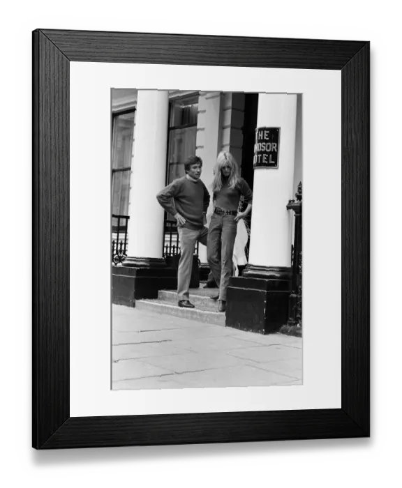 Framed Print : Brigitte Bardot, French actress, filming outside the Windsor Hotel, Lancaster Gate