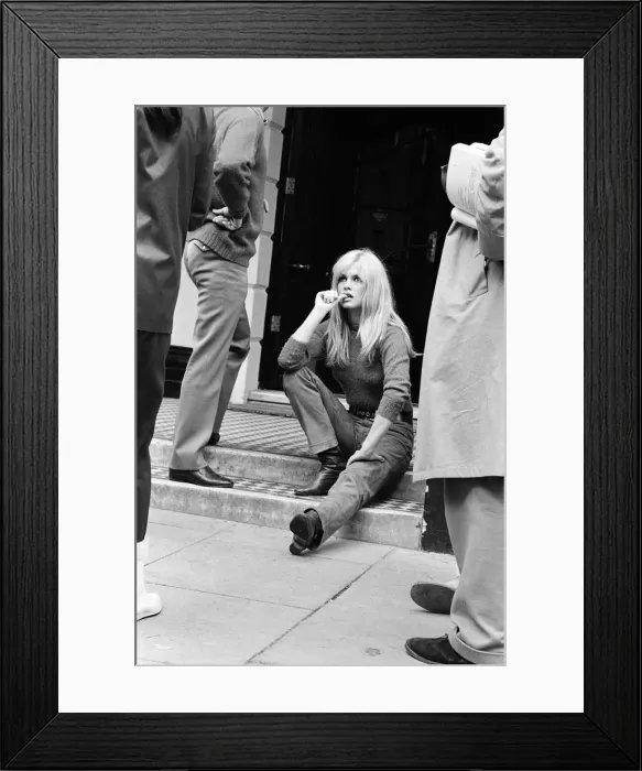 Framed Print : Brigitte Bardot, French actress, filming outside the Windsor Hotel, Lancaster Gate