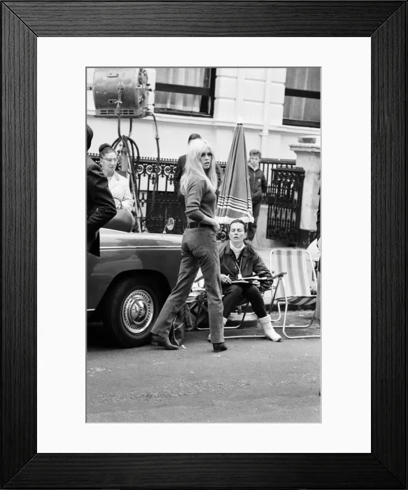 Framed Print : Brigitte Bardot, French actress, filming outside the Windsor Hotel, Lancaster Gate