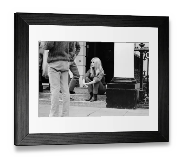 Framed Print : Brigitte Bardot, French actress, filming outside the Windsor Hotel, Lancaster Gate