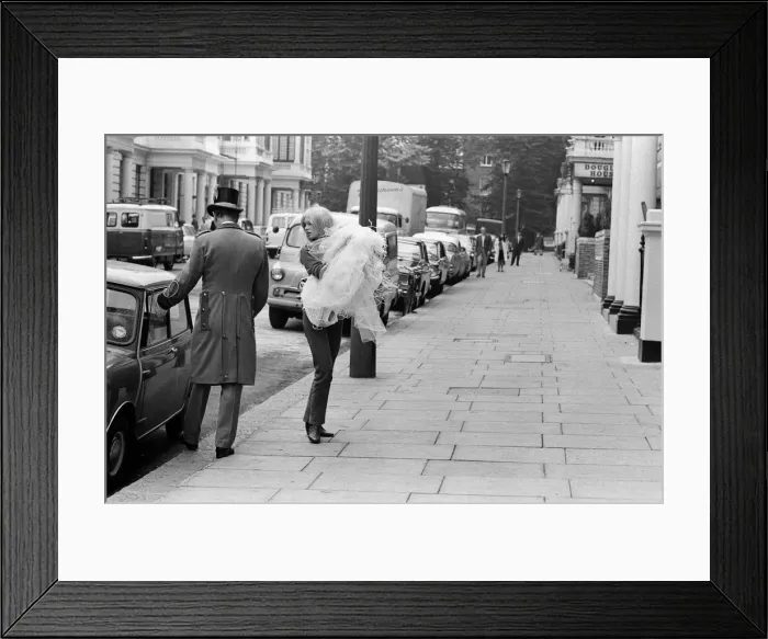 Framed Print : Brigitte Bardot, French actress, filming outside the Windsor Hotel, Lancaster Gate