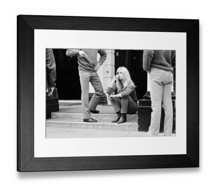 Framed Print : Brigitte Bardot, French actress, filming outside the Windsor Hotel, Lancaster Gate