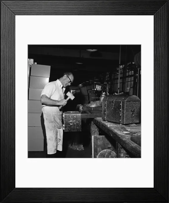 Framed Print : Workers at a decorative metalware works in Birmingham, West Midlands. 5th October 1967 Framed Print : Workers at a decorative metalware works in Birmingham, West Midlands. 5th October 1967