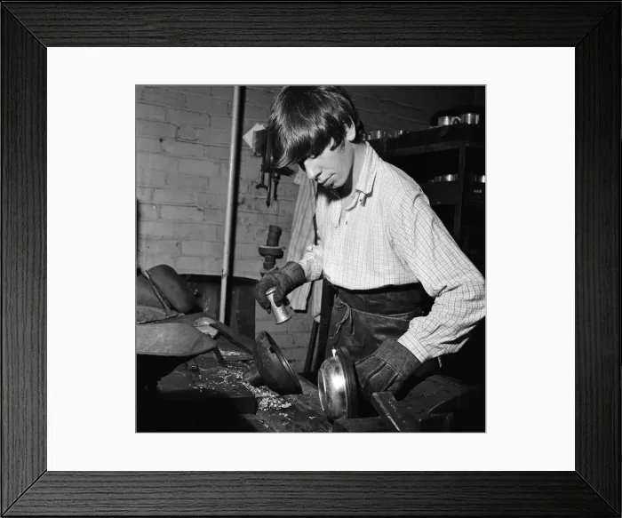 Framed Print : Workers at a decorative metalware works in Birmingham, West Midlands. 5th October 1967 Framed Print : Workers at a decorative metalware works in Birmingham, West Midlands. 5th October 1967