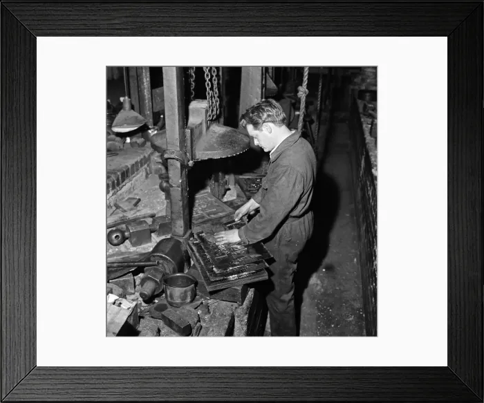 Framed Print : Workers at a decorative metalware works in Birmingham, West Midlands. 5th October 1967 Framed Print : Workers at a decorative metalware works in Birmingham, West Midlands. 5th October 1967