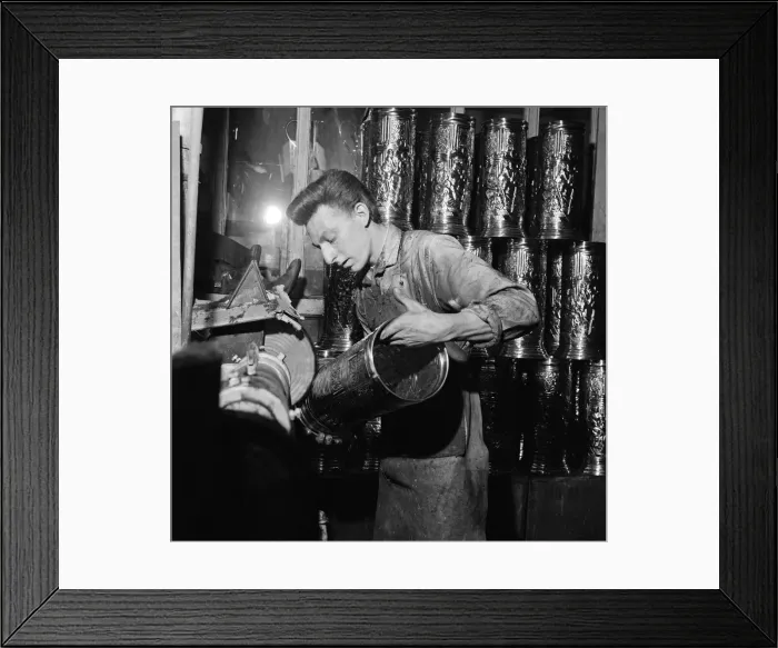 Framed Print : Workers at a decorative metalware works in Birmingham, West Midlands. 5th October 1967 Framed Print : Workers at a decorative metalware works in Birmingham, West Midlands. 5th October 1967