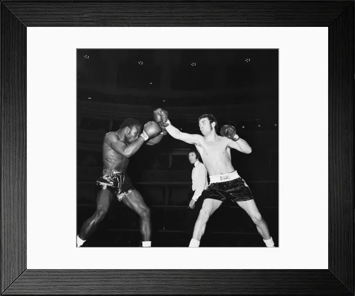 Framed Print : Alan Minter vs Maurice Thomas this was Minters professional debut Framed Print : Alan Minter vs Maurice Thomas this was Minters professional debut