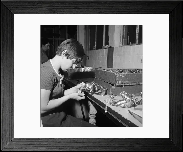 Framed Print : Workers at a decorative metalware works in Birmingham, West Midlands. 5th October 1967 Framed Print : Workers at a decorative metalware works in Birmingham, West Midlands. 5th October 1967