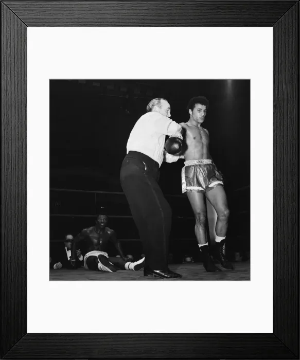 Framed Print : John Conteh vs Emilio Okee at the Royal Albert Hall, London, England Framed Print : John Conteh vs Emilio Okee at the Royal Albert Hall, London, England