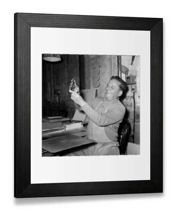 Framed Print : Chad Valley Toy company, Birmingham, West Midlands. Pictured cutting jigsaw puzzles is Mr