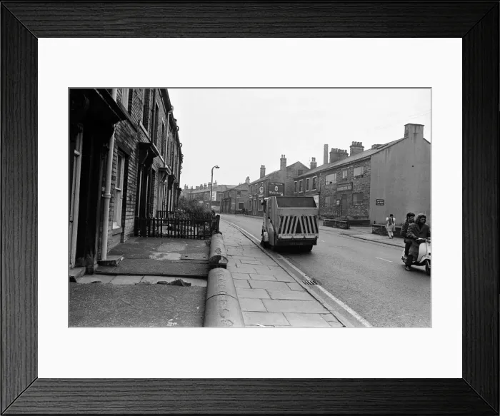 Framed Print : General scenes of Lumb Lane, Bradford, West Yorkshire. 17th September 1971 Framed Print : General scenes of Lumb Lane, Bradford, West Yorkshire. 17th September 1971