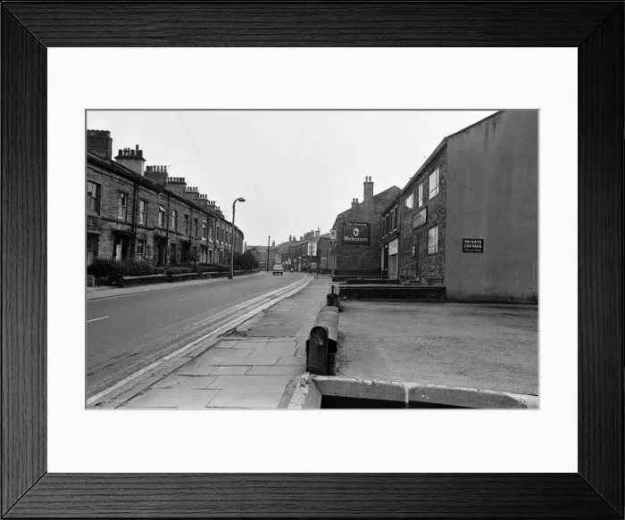 Framed Print : General scenes of Lumb Lane, Bradford, West Yorkshire. 17th September 1971 Framed Print : General scenes of Lumb Lane, Bradford, West Yorkshire. 17th September 1971