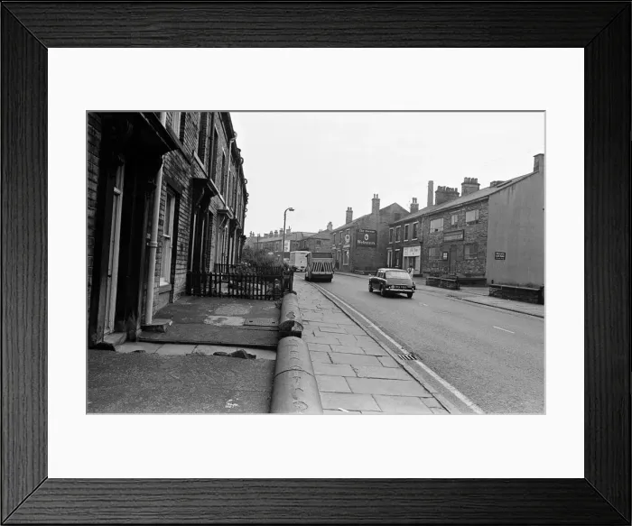 Framed Print : General scenes of Lumb Lane, Bradford, West Yorkshire. 17th September 1971 Framed Print : General scenes of Lumb Lane, Bradford, West Yorkshire. 17th September 1971