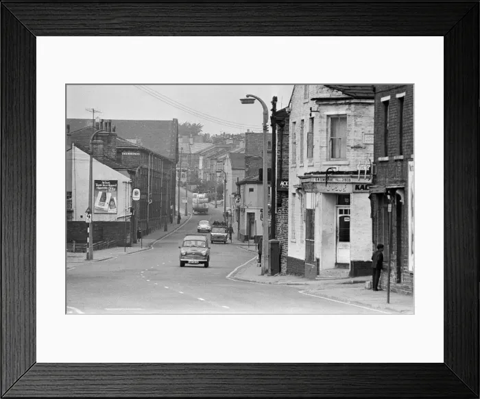 Framed Print : General scenes of Lumb Lane, Bradford, West Yorkshire. 17th September 1971 Framed Print : General scenes of Lumb Lane, Bradford, West Yorkshire. 17th September 1971