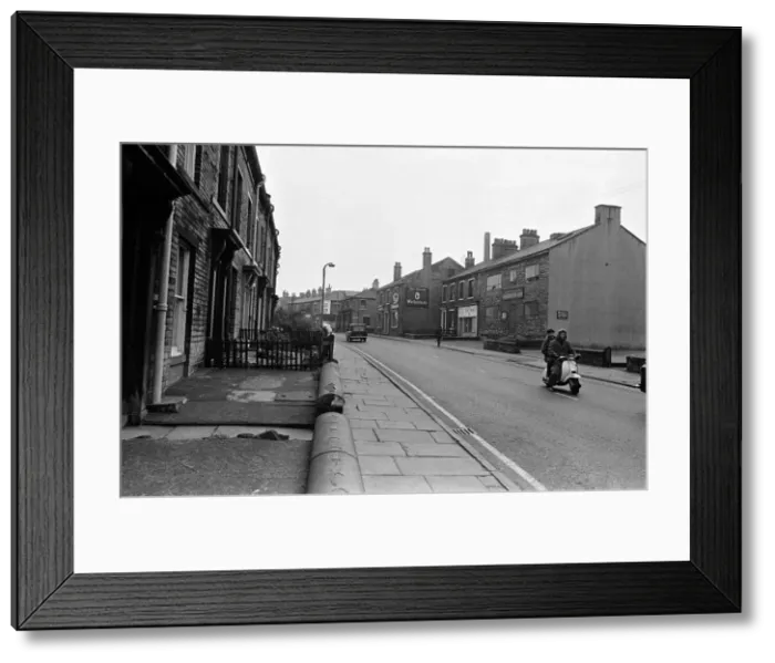 Framed Print : General scenes of Lumb Lane, Bradford, West Yorkshire. 17th September 1971 Framed Print : General scenes of Lumb Lane, Bradford, West Yorkshire. 17th September 1971