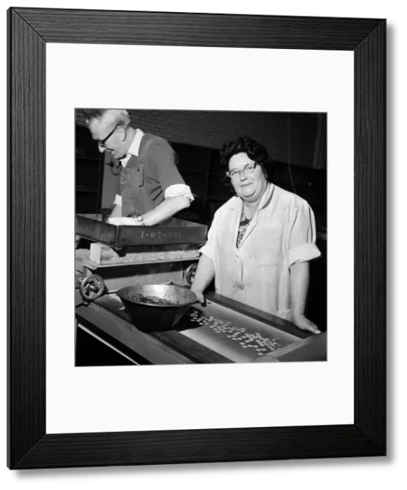 Framed Print : Workers at the Birmingham Mint, Birmingham, West Midlands. October 1967
