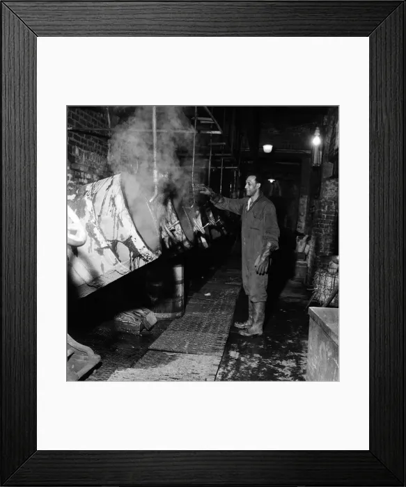Framed Print : Workers at the Birmingham Mint, Birmingham, West Midlands. October 1967