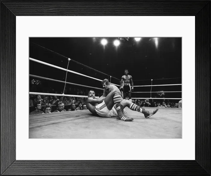 Framed Print : John Conteh vs Matthew Saad Muhammad II. For WBC and The Ring light-heavyweight titles Framed Print : John Conteh vs Matthew Saad Muhammad II. For WBC and The Ring light-heavyweight titles